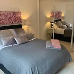 Modern Flat, Few Mins Walk From All Attractions.