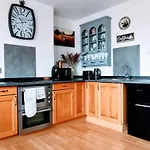 Victoriana Apartment - Private Balcony