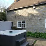 Macbeth Cottage - Sleeps Up To 5 - New Hot Tub
