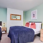 Fantastic Central Stratford Two Bedroom Apartment By Purestay Short Lets & Serviced Accommodation With Parking