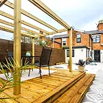 Luxe Stratford Townhouse Beautifully Renovated, Well Equipped, Sleeps 4, 2 Bathrooms, Free Parking - Minutes Walk To Town, Rsc & Pubs - Pet Friendly