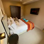 Romeo\'S Arch High End Luxury In Centre Of Stratford With Parking