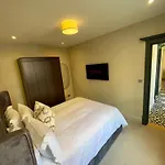 Macbeths Corner High End Luxury Apartment In Centre With Parking
