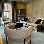 Macbeths Corner High End Luxury Apartment In Centre With Parking