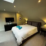 Romeo\'S Arch High End Luxury In Centre Of Stratford With Parking