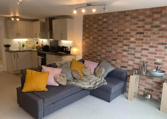 Modern Flat, Few Mins Walk From All Attractions.