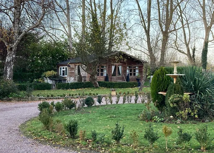 Log Cabin, Conveniently Situated Halfway Between Stratford And Warwick