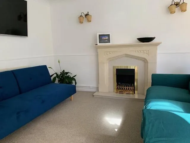Private Room & Lounge In Town Centre With Parking