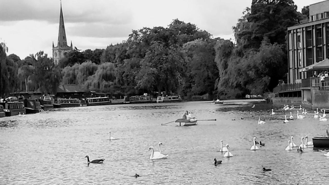 5 Minutes Walk To River And Town Centre