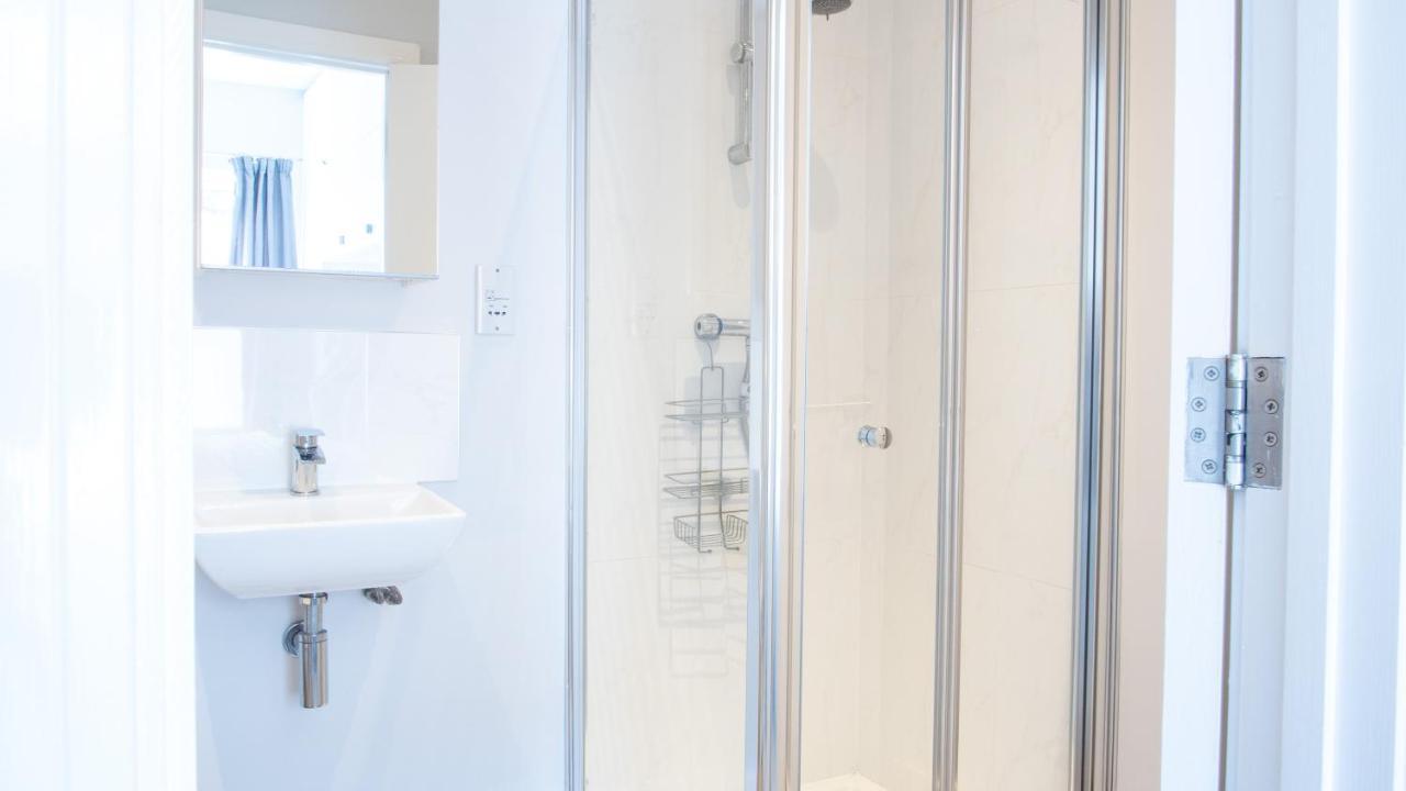 Modern With Free Parking And Wifi Apartment