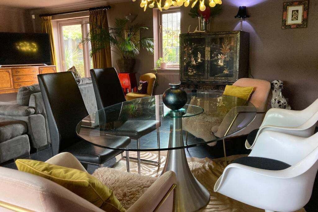 Hip & Stylish House, Edge Of The Cotswolds Holiday home