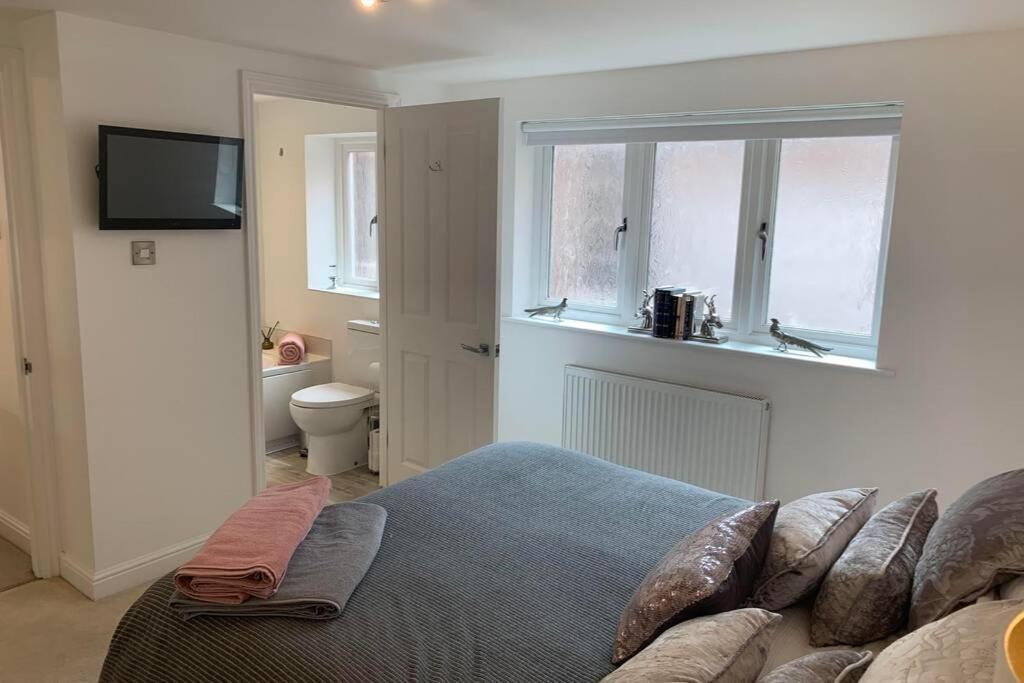 Modern Flat, Few Mins Walk From All Attractions. *