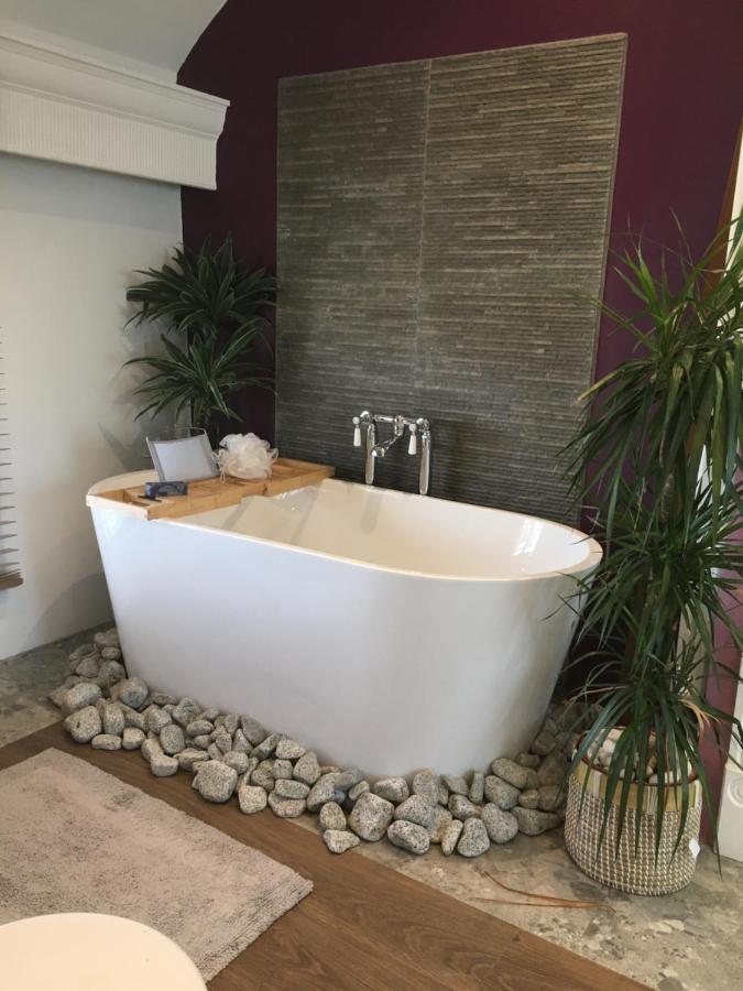 Apartment Penthouse On Waterside With River Views, Private Parking & Secluded Hot Tub *