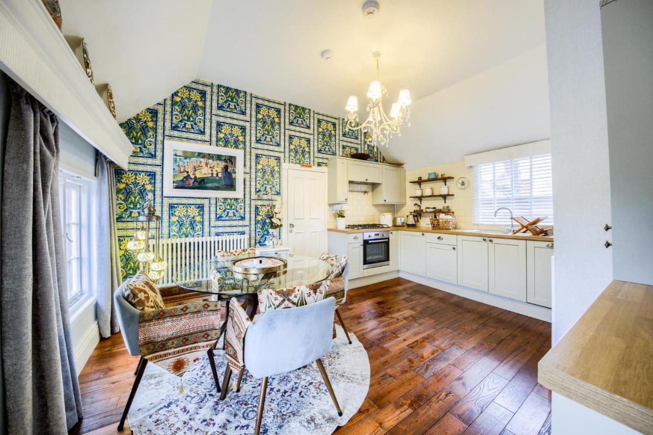 Penthouse On Waterside With River Views, Private Parking & Secluded Hot Tub