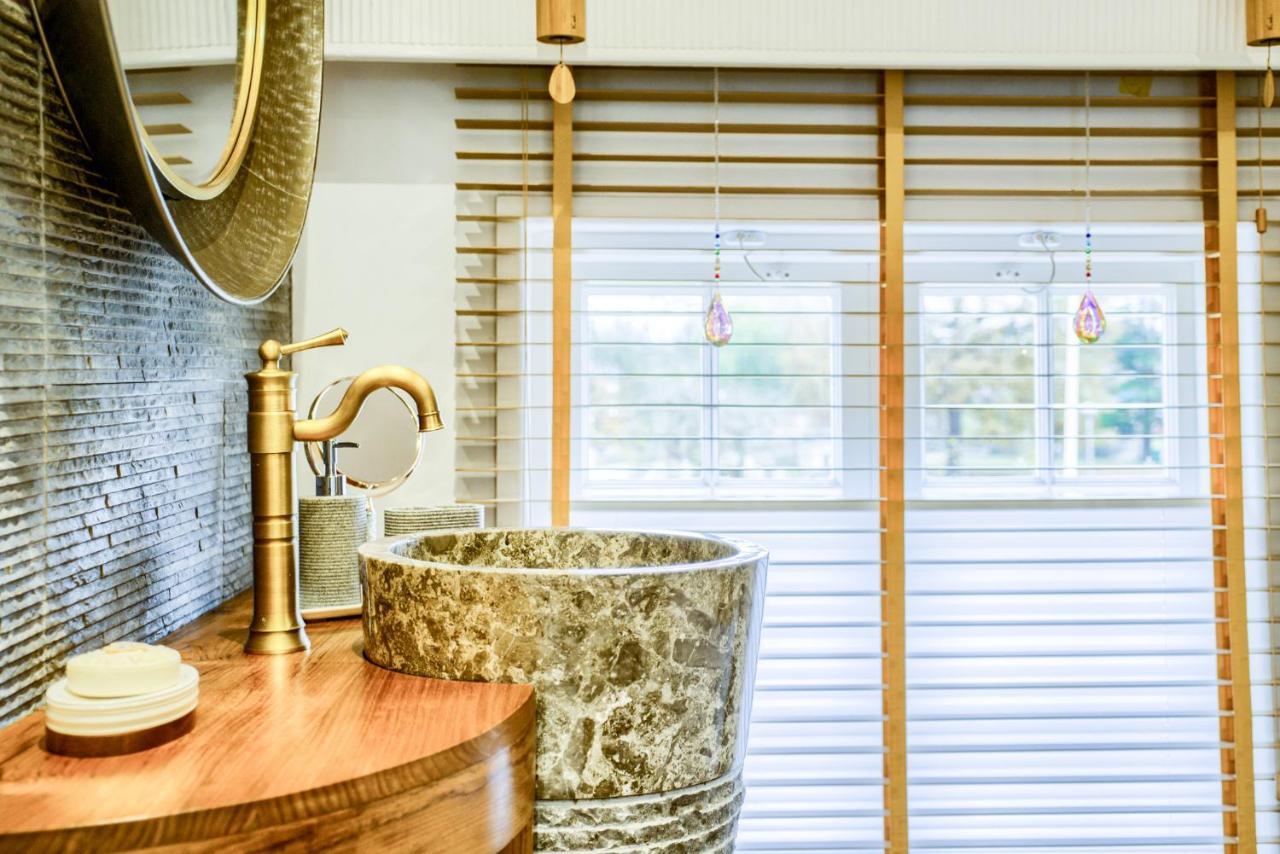 Penthouse On Waterside With River Views, Private Parking & Secluded Hot Tub *