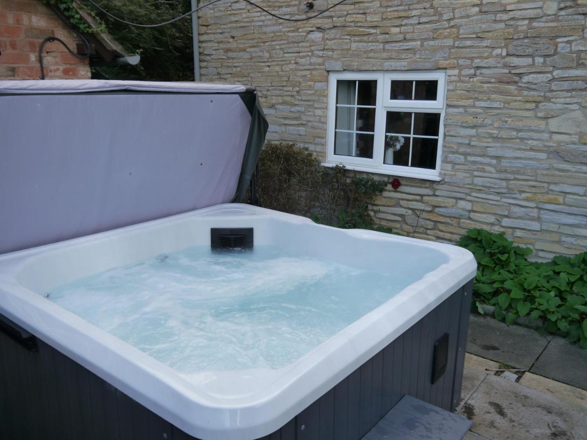 Macbeth - Sleeps Up To 5 - New Hot Tub *