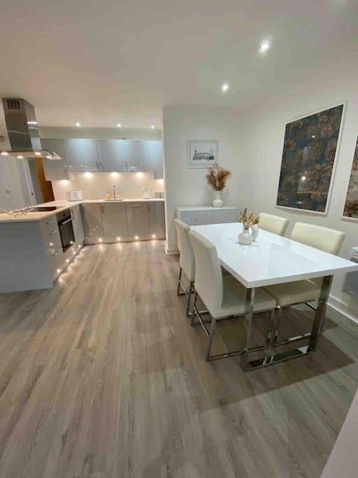 Apartment Luxury Town Centre Walking Distance To Rsc Theatre