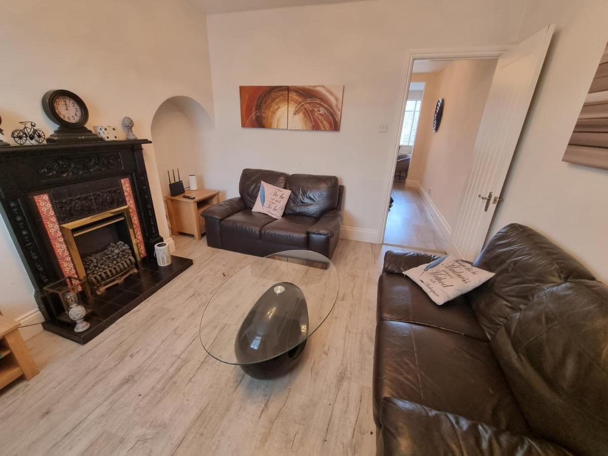 5 Minutes Walk To River And Town Centre