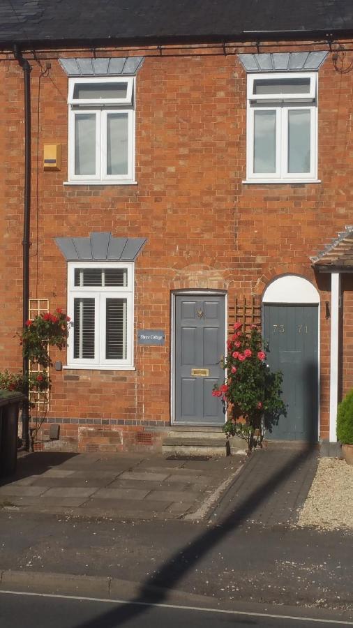 5 Minutes Walk To River And Town Centre *