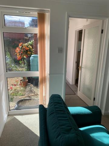 Private & Lounge In Town Centre With Parking *