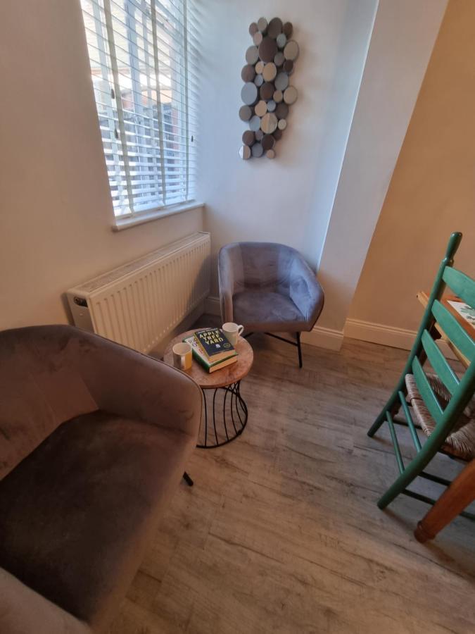 5 Minutes Walk To River And Town Centre *