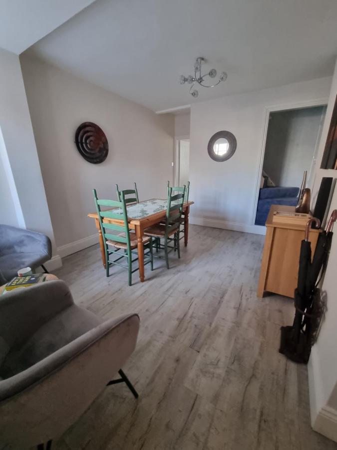 5 Minutes Walk To River And Town Centre Holiday home