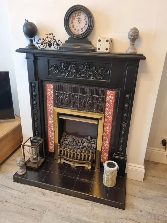 5 Minutes Walk To River And Town Centre