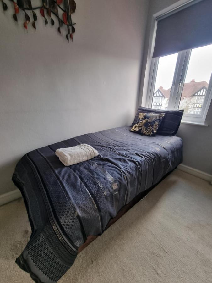 5 Minutes Walk To River And Town Centre