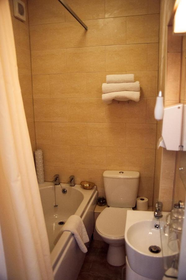 Moonraker House 4*