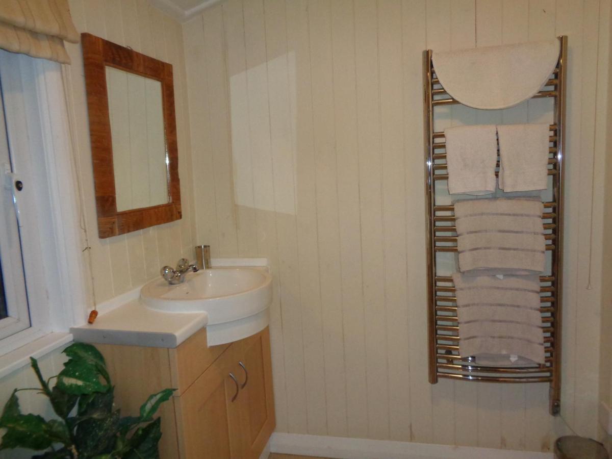 Log Cabin, Conveniently Situated Halfway Between And Warwick Apartment *