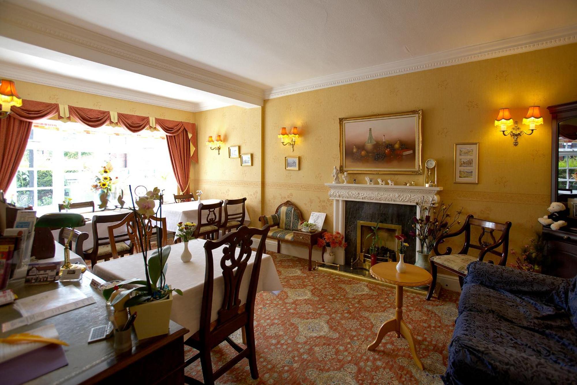 Guest house Moonraker House 4*