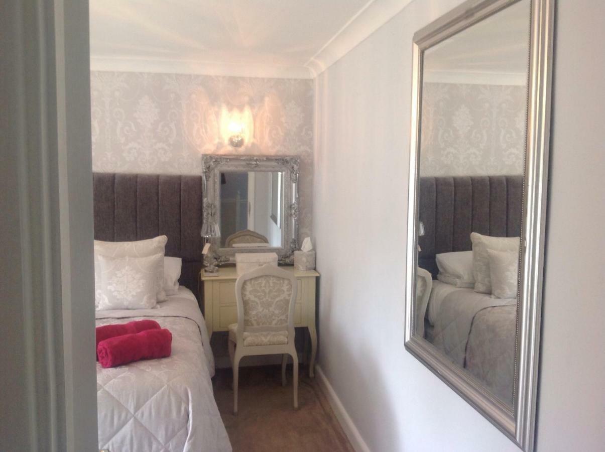 Oakleigh House Guest house