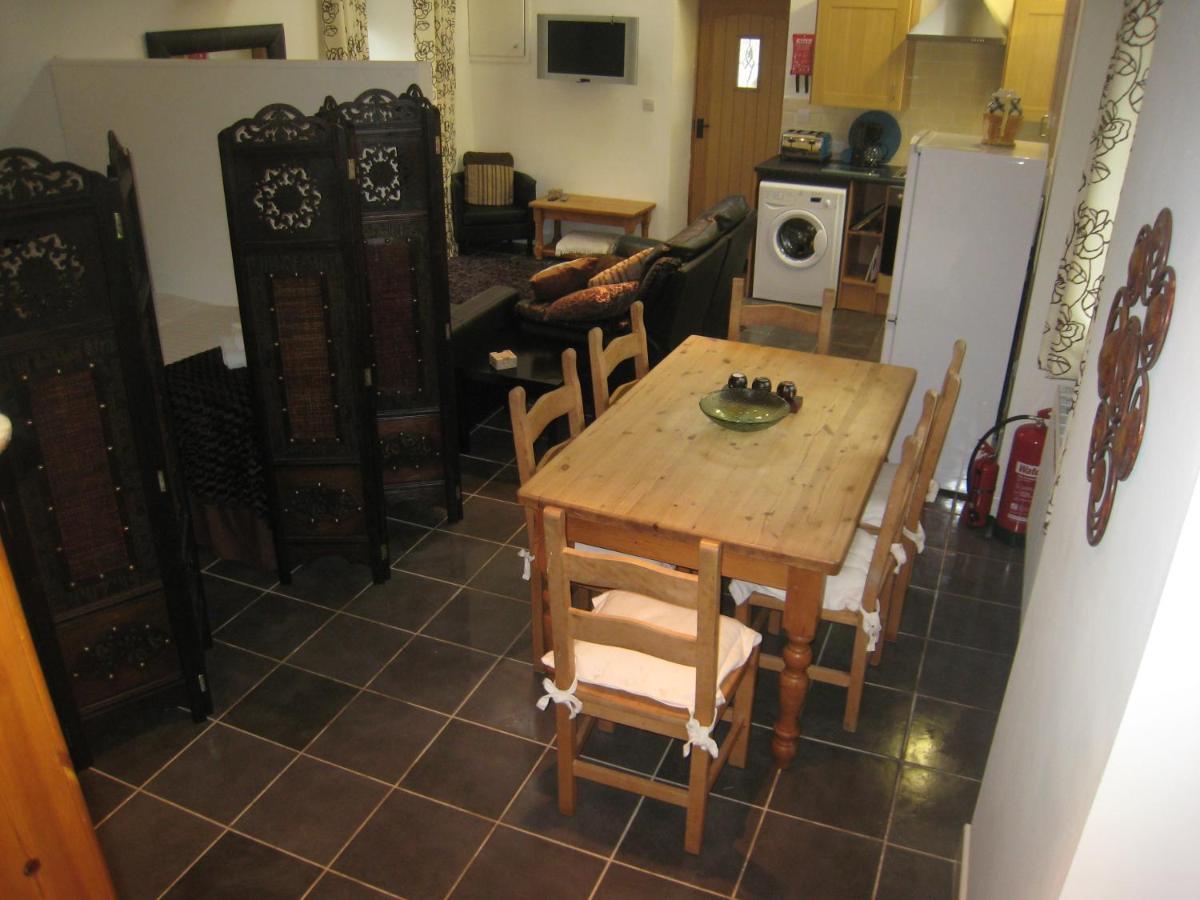 Romeo - Sleeps 4 - Open Plan Barn - Private Hot Tub & Garden * Stratford-upon-Avon