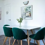 Modern Townhouse Apartment With Free Parking And Wifi