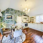 Penthouse On Waterside With River Views, Private Parking & Secluded Hot Tub