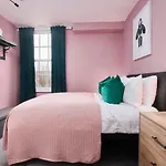 Stunning Two Bedroom Apartment By Purestay Short Lets & Serviced Accommodation Warwickshire With Parking