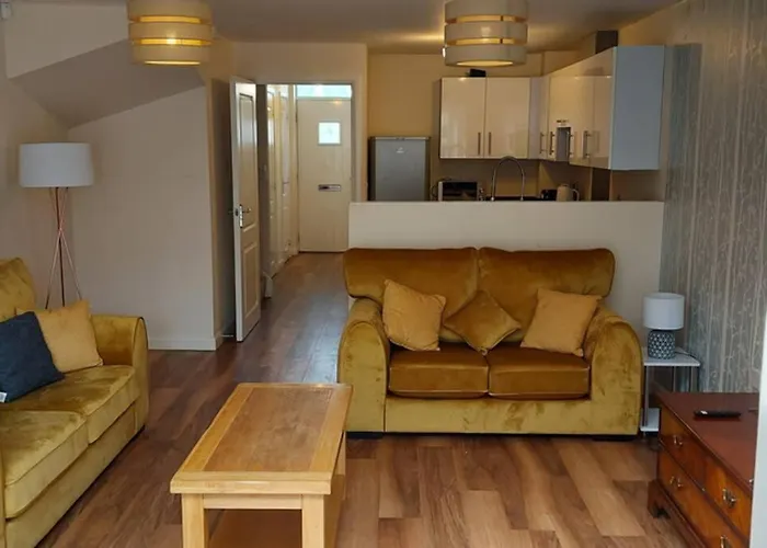 Modern 5 Bed, Sleeps 9, Free Parking, Walk To Town