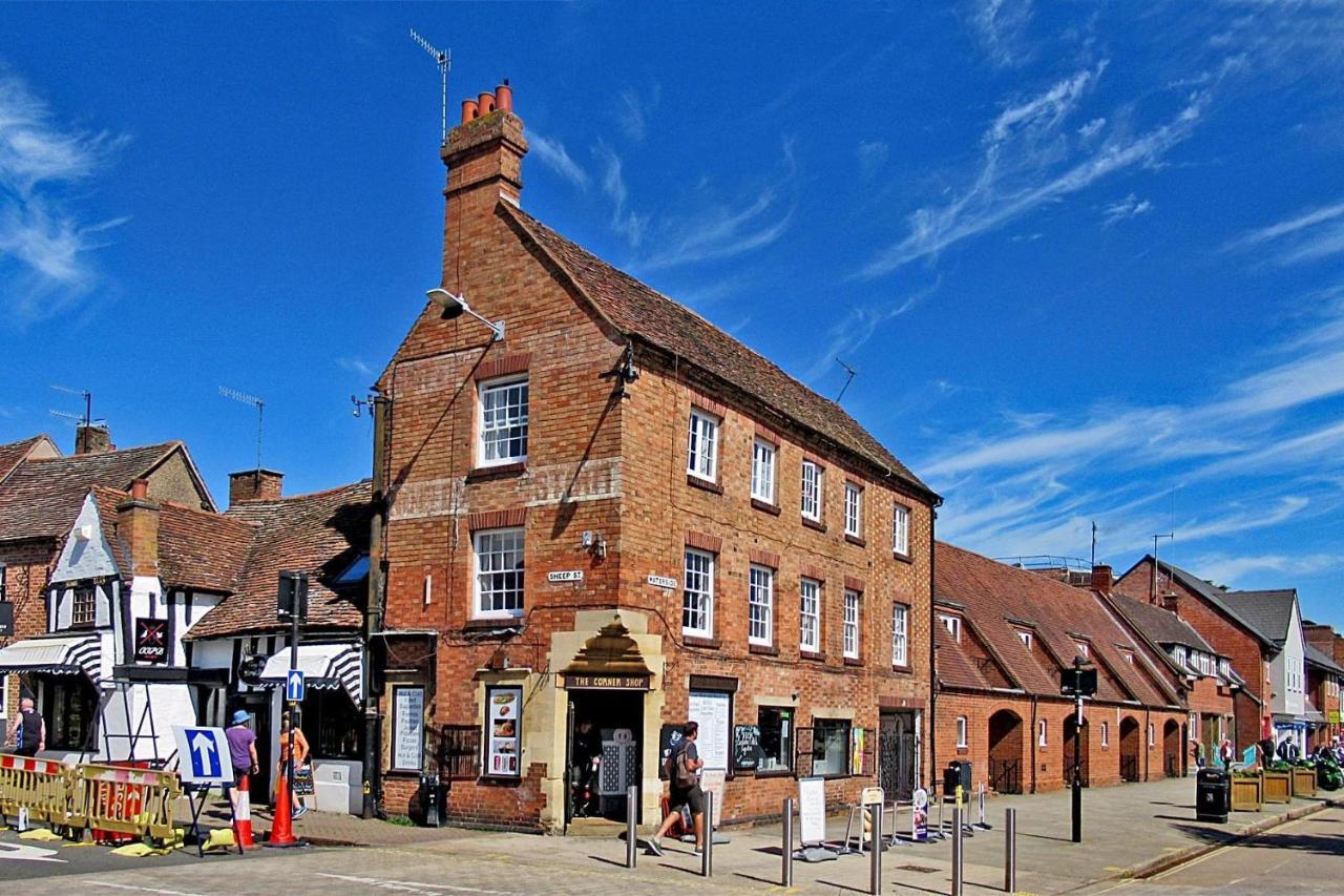 Penthouse On Waterside With River Views, Private Parking & Secluded Hot Tub * Stratford-upon-Avon