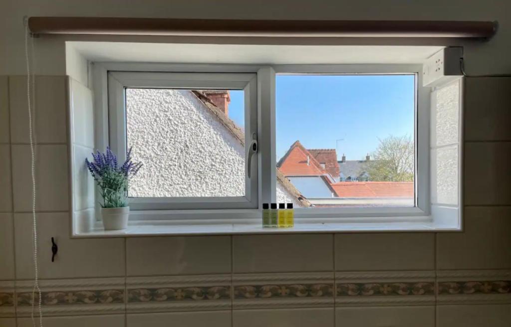 Town Centre, Floor 2 Bed With Parking *