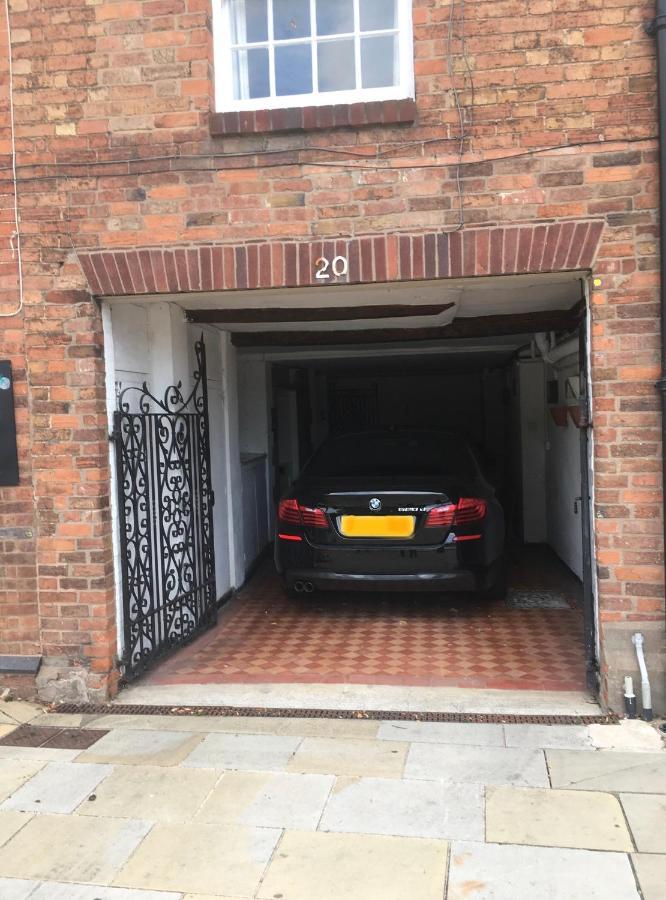 Penthouse On Waterside With River Views, Private Parking & Secluded Hot Tub * Stratford-upon-Avon