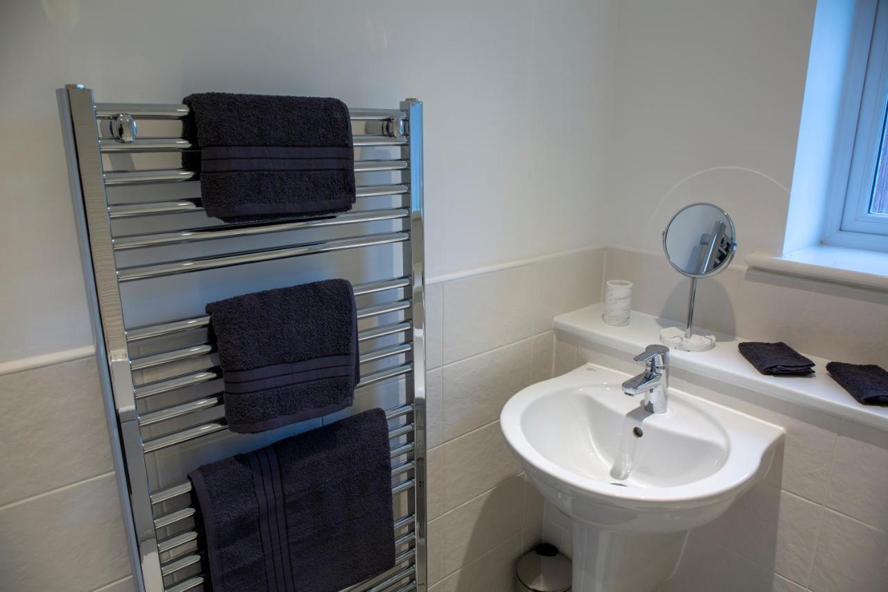 Modern House With Free Private Parking And Wifi Holiday home