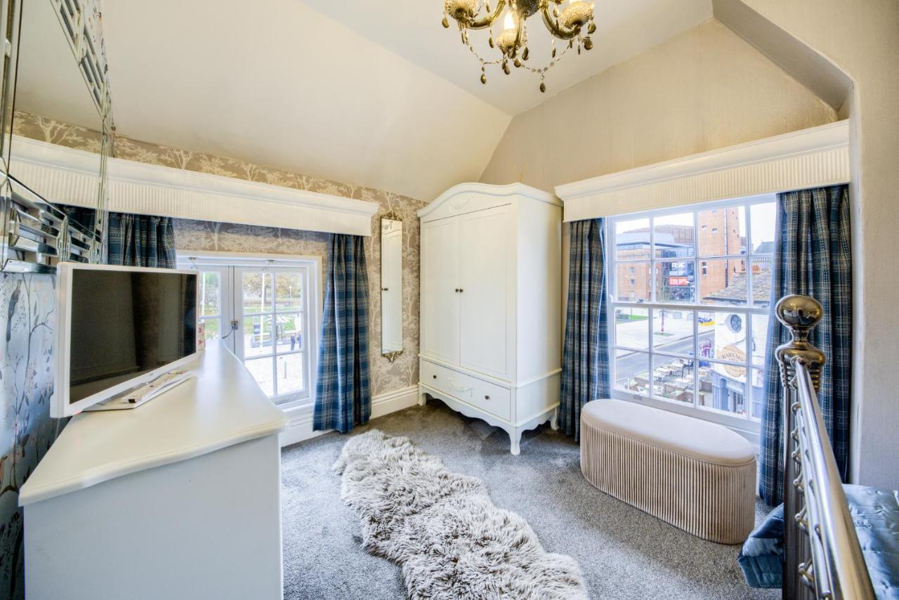 Penthouse On Waterside With River Views, Private Parking & Secluded Hot Tub * Stratford-upon-Avon