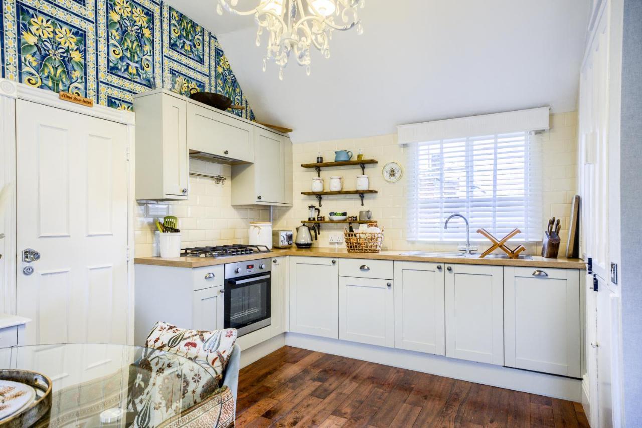 Apartment Penthouse On Waterside With River Views, Private Parking & Secluded Hot Tub