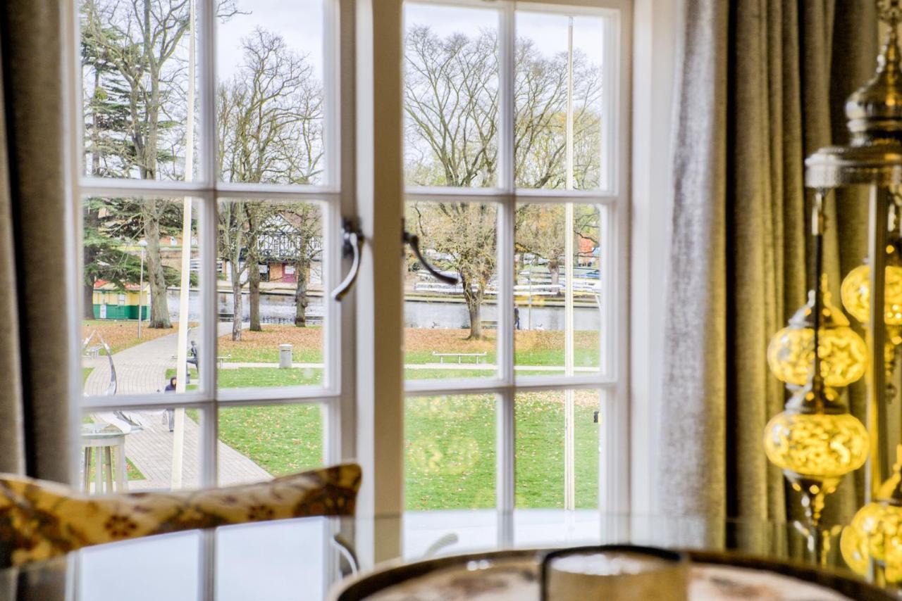 Penthouse On Waterside With River Views, Private Parking & Secluded Hot Tub