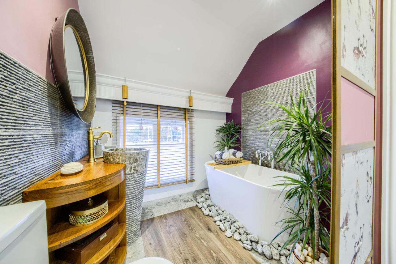 Apartment Penthouse On Waterside With River Views, Private Parking & Secluded Hot Tub