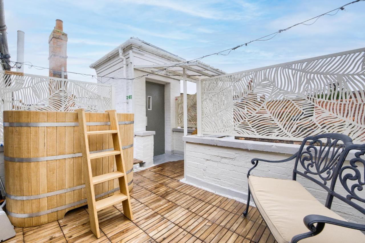 Apartment Penthouse On Waterside With River Views, Private Parking & Secluded Hot Tub