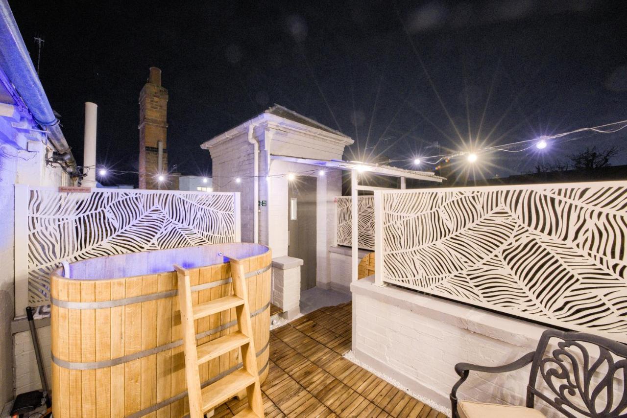 Penthouse On Waterside With River Views, Private Parking & Secluded Hot Tub *