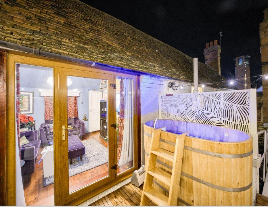 Apartment Penthouse On Waterside With River Views, Private Parking & Secluded Hot Tub *