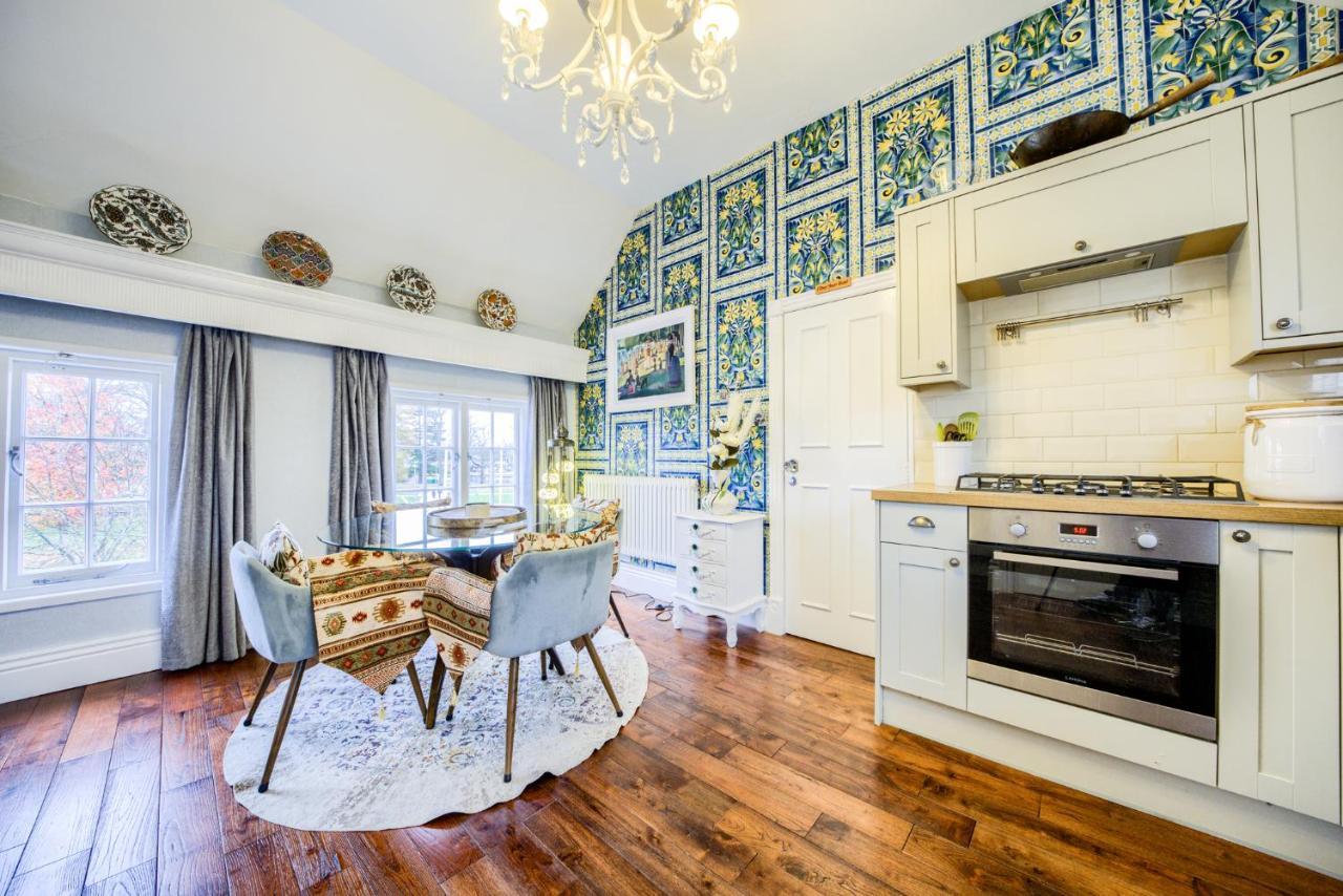 Penthouse On Waterside With River Views, Private Parking & Secluded Hot Tub Apartment