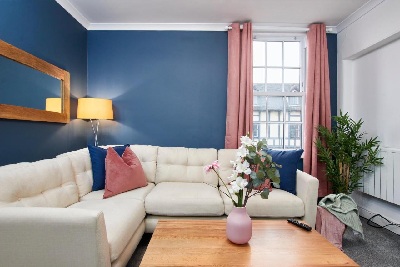 Stunning Two Bedroom By Purestay Short Lets & Serviced Warwickshire With Parking Apartment